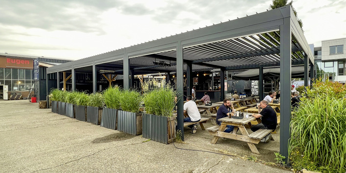 Offen oder geschlossen, ganz wie gewünscht. Das gilt für das Lamellendach Alba genauso, wie für die Senkrechtmarkisen Brio Cristal, die bei Wind und Wetter seitlich schützen.