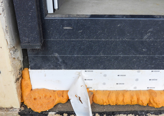 So bitte nicht: Bei Fertigstellung war unten nur geschäumt. Eine innen und Außen Abdichtung wurde nicht ­vorgesehen.