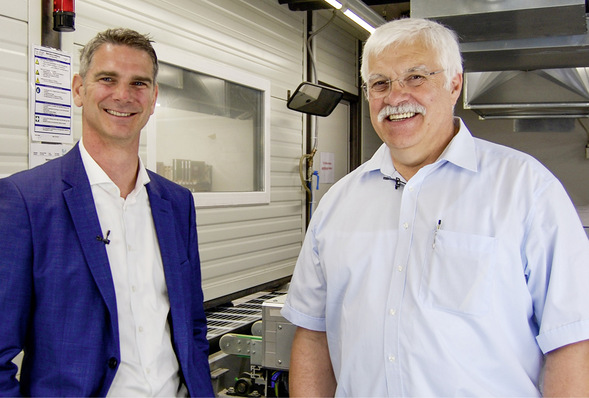 Gutes Team: ­Knittel CEO Fabio ­Insalata (l.), Schwiegersohn des ­verstorbenen Firmen­gründers, und ­Roboter-Spezialist ­Jochen ­Günther, Leiter der ­Knittel Maschinen­bausparte.