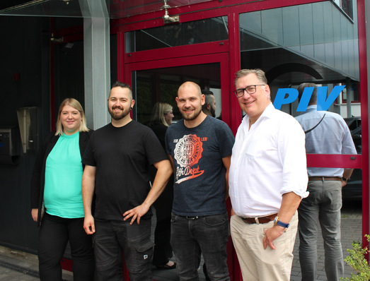 Begrüßung der neuen Mitarbeiter (v.l.): PIV-Leiterin Andrea Horsthemke, mit Till Zegenhagen und Sven Bunge sowie Stephan Schmidt, Geschäftsführer der Gütegemeinschaft Schlösser und Beschläge 