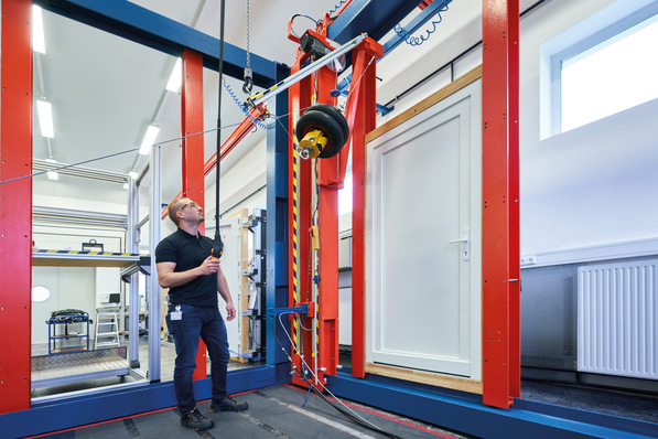 Für Einbruchprüfungen an Außentüren bis RC 4 steht Roto-Kunden das „Internationale Technologie Center“ (ITC) am Produktionsstandort Kalsdorf (Österreich) der Roto Fenster- und Türtechnologie offen. Geprüft werden können Systeme aus Kunststoff, Holz und Aluminium.