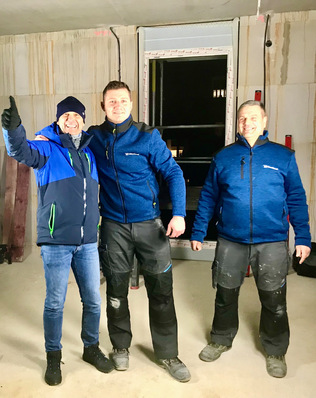 Robert Nowak bietet seinen Monteuren ein gutes Paket aus fairen Gehältern, guten Autos und guten Unterkünften sowie guter Arbeitskleidung.