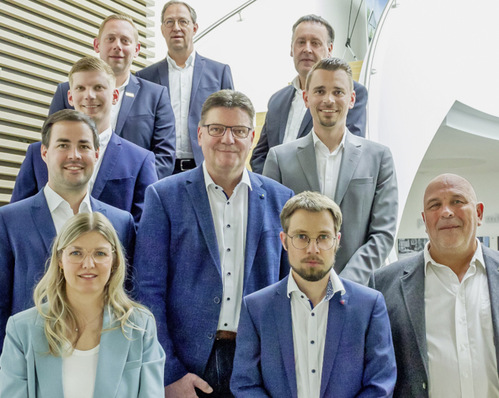 Auf dem Bild (v. l.): 1. Reihe: Denise Schiffer, David ­Frechen (GF GW Holding), Thomas Meyer; 2. Reihe: ­Tobias Schnelting und Norbert Albers; 3. Reihe: ­Marcel Steverding, Marc Schiffer; 4. Reihe: Stephan Böcker, Guido Telaar (­Finanzen); oben: Helmut Paß (Geschäftsführer)