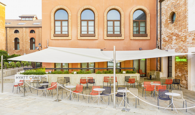 Die maximalen Abmessungen betragen 7 × 7 m, die maximale Fläche pro Modul 50 m². Ausgestattet ist das Segel mit 90 mm Stahlpfosten oder 120 mm Aluminiummasten.