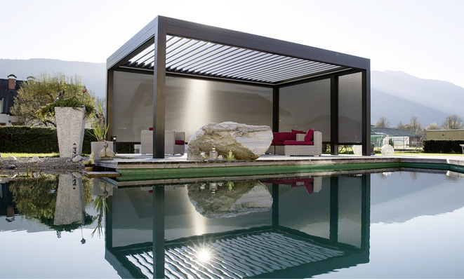 Die schlanke Metallkonstruktion, die an allen Seiten offen ist, trägt das Dach aus ­beweglichen Lamellen, das eine Kontrolle der Sonneneinstrahlung  garantiert.