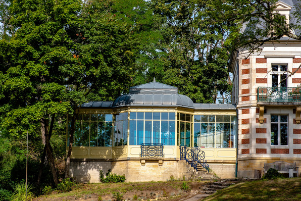 Bei diesem Projekt in Frankreich bestand die Herausforderung darin, den Komfort im Wintergarten ganzjährig zu verbessern. Fineo Solar Control schützt vor dem Auskühlen an kalten Tagen und begrenzt gleichzeitig das Aufheizen im Sommer.