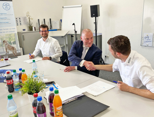 Partnerschaft auf Augenhöhe: Die künftige Zusammenarbeit wird mit der Vertragsunterzeichnung von den WEKU-Inhabern Marcel (l.) und Markus (r.) Beuschlein sowie VEKA Vorstand Josef L. Beckhoff besiegelt.