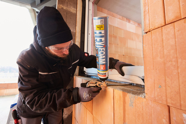 Die Frist für die Schulung im Umgang mit diisocyanathaltigen Produkten läuft ab. Ab dem 24. August müssen Verarbeiter in der sicheren Handhabung z.B. mit PU-Schäumen geschult und geprüft sein.