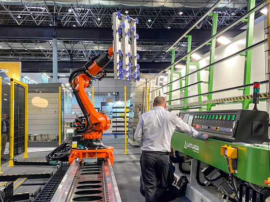 Hier eine Schleifanlage von Lattuada, die von einem Knittel-Roboter beladen wird.