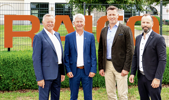 Geschäftsführender ­Gesellschafter Albert ­Inninger, GF Manfred ­Hebel; GF ab 01.10.2023: Hagen ­Weber und Bernd Schweinberger, (v.l.), vor dem ­Raico Head­quarter   in   Pfaffen­hausen