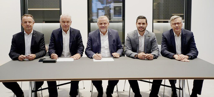 v.l.: Dr. Walter Stadlbauer (CTO/COO von Schüco), Edgar Stemeseder (Gesellschafter der Stemeseder-Gruppe), Andreas Engelhardt (CEO und persönlich haftender Gesellschafter von Schüco), Thomas Stemeseder (Geschäftsführer der Stemeseder GmbH) und Philipp Neuhaus (CFO von Schüco) unterzeichnen gemeinsam die Vertragsdokumente vor den Musterelementen „Perfect“ im Schüco Welcome Forum in Bielefeld.