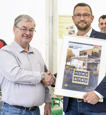 40 Jahre Climafix: ­Geschäftsführer ­Andreas Zisler (li.) erhält zum Firmen­jubiläum eine Urkunde von ­Weinor-­Außendienstmitarbeiter Martin Kerschenbauer.