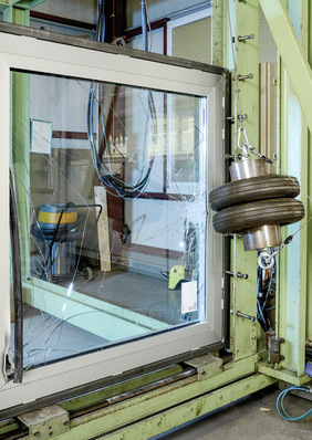 Das Prüf-Portfolio vom PIV ist umfangreich und reicht vom kleinen Schließzylinder über Schutzbeschläge bis hin zu großen Fassaden, von Dauerfunktionen über Produktvermaßungen bis hin zu Korrosions- und Klimaprüfungen von Fenstern, Türen, Toren und Fassaden.