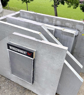 Das Betonfertigteilwerk kann komplette Wandelemente  inklusive Windowment an die Baustelle liefern.