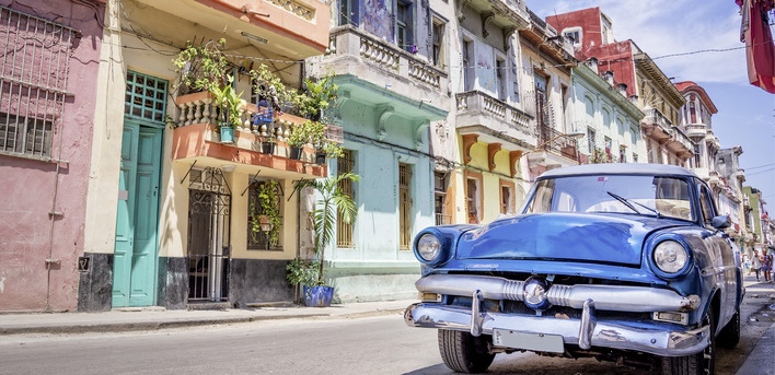 Oldtimer auf Kuba wurden einst aus der Not geboren: Wegen des US-Embargos mussten die dicken Ami-Schlitten einfach viel länger halten als geplant. 
Heute werden sie als Kult-Objekte gehegt und gepflegt.