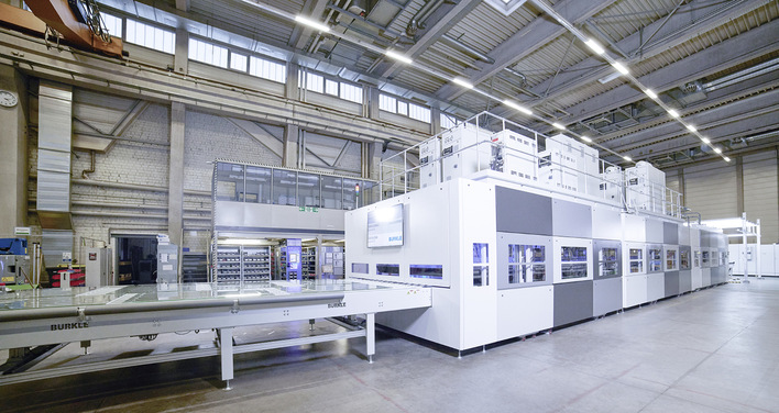 Der IFL-Prozess von Bürkle st ein neuartiger Laminierprozess, der im ersten Schritt eine beidseitig beheizte Vakuum-Flachpresse verwendet und Autoklaven in der Glaslamination vollständig ablöst. 