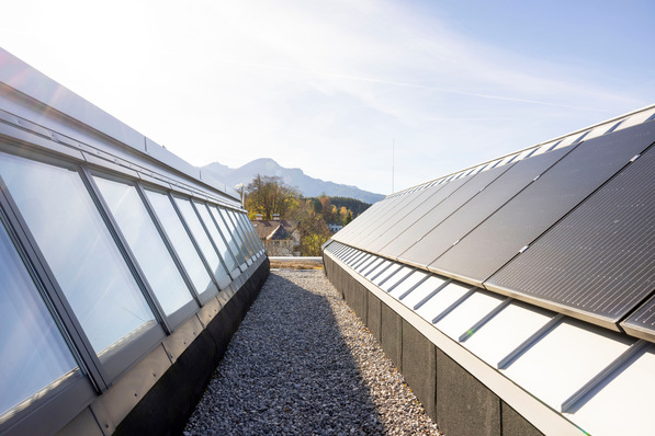 Die Nordseite des Sheddachs dient dem Tageslichteinfall durch die Velux Modular Skylights, die Südseite der Stromgewinnung durch Photovoltaik-Module.
