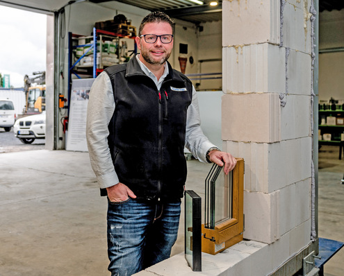 Der Sachverständige Alexander Dupp ist mit seinem Büro in Girod im Westerwald eine der ersten Adressen, wenn es um fachliches Know-how rund um Fenster, Türen, Tore und sonstige Sicherheitsbauteile zum Verschließen von Durchdringungen geht.