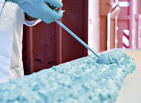  Der PU-Schaum wirkt breiig und kann so kein ­homogenes feinzelliges Schaumbild bilden? Den Grund dafür erfährt man auf der Website.