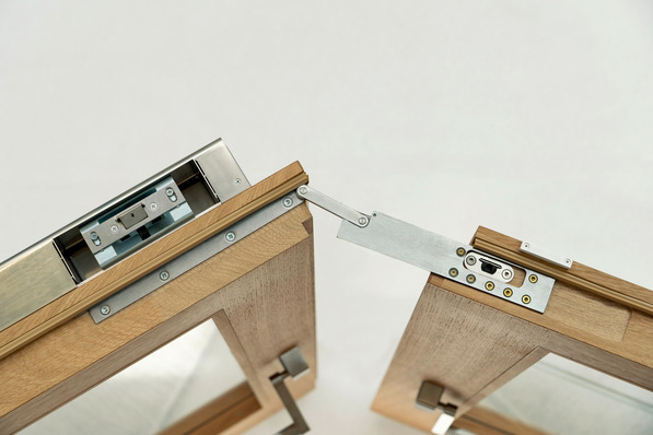 Das glatte Erscheinungsbild der Oberflächen aus Metall oder Holz bleibt erhalten und die besondere Funktionsweise des Auslösehebels verhindert Beschädigungen am Türflügel.