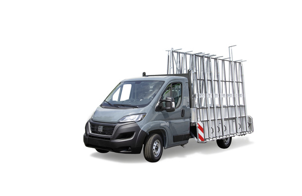  Die aktuelle Liefersituation bei den klassischen Transportern hat zu einer höheren Nachfrage bei den ­Pritschenfahrzeugen geführt. Ausgestattet mit einem Seitenreff und einer Branchenpritsche sind ­zahleiche Ladeposition bei hoher Nutzlast möglich.