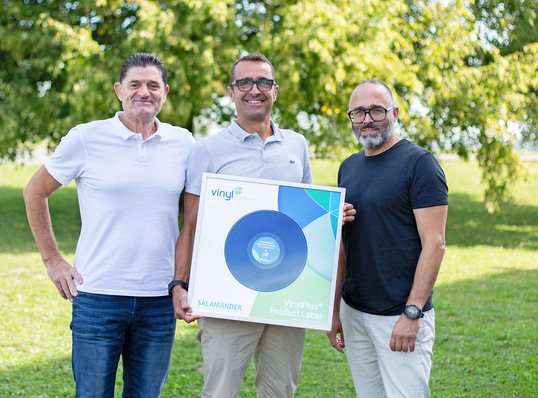 Große Freude über das VinylPlus Product Label für Salamander, 
von links: Wolfgang Sandhaus, Götz Schmiedeknecht, Till  Schmiedeknecht