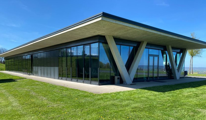 Bei dem Verwaltungsgebäude der Teststrecke „Bilster Berg“ wurden die bestehenden Fassadengläser jetzt durch das „Stopray Ultraselect 60/27“ Sonnenschutzglas  von AGC Interpane ersetzt.