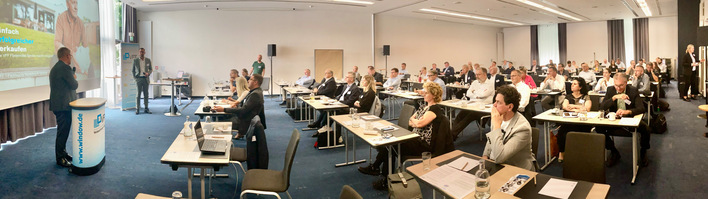 Voller Saal im Sitzungssaal im Frankfurter Flughafen-Hotel zur VFF-Fachtagung Marketing