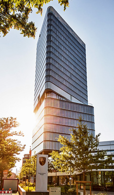 Bei dem neuen, 90 m hohen Porsche Tower wurde das Vogelschutzglas Ornilux design lines verbaut.