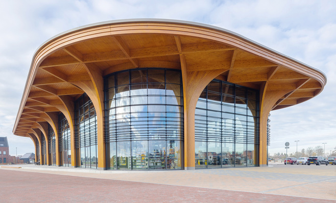 Entsprechend der Spezifikationen für den SuperHub lieferte vandaglas die 3-fach-Gläser TriplePerform XTR70/33 für die geraden Abschnitte und die 2-fach-Einheiten IsoPerform XTR70/33 für die gebogenen Fassadenelemente. 