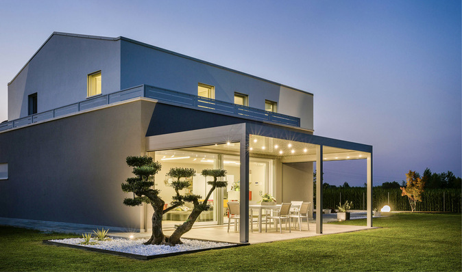 Modular, technologisch, minimalistisch, das bioklimatische Lamellendach Joy von Gibus kommuniziert mit der Natur und der Landschaft und ermöglicht die Kontrolle des Lichts, der Wärme und des Komforts in allen vier Jahres­zeiten.