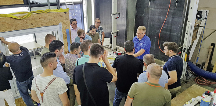 ift-Montageexperte Martin Heßler erklärt Seminarteilnehmern die praktische ­Anwendung von Abdichtungssystemen mit deren Vor- und Nachteilen.