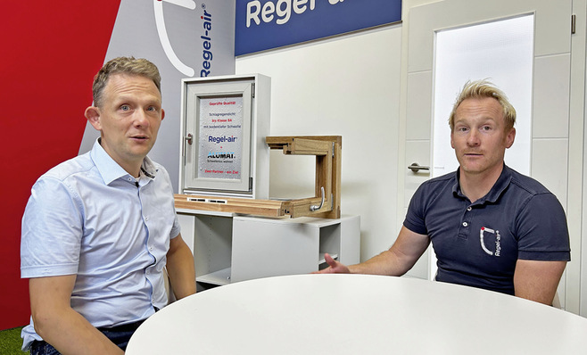 Marc Schütt (l.), Schreinermeister und öffentlich bestellter und vereidigter Sachverständiger im Tischlerhandwerk, im Gespräch ﻿mit Thomas Verhoeven, GF Regel-air, im Showroom des ­Unternehmens.