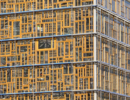 Abbildung 1: ­Wiederverwendete Holzfenster aus ganz Europa dienen als ­Fassade des ­Gebäudes des Rats der Europäischen Union in ­Brüssel.