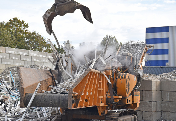 Erster Zerkleinerungsschritt im Recyclingwerk: Die PVC-Rahmen werden kleingeschreddert.