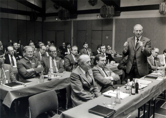 Institutsleiter Professor Erich Seifert begrüßt die Gäste im Jahr 1973 zur jährlich stattfindenden Mitgliederversammlung sowie der anschließenden Technischen Vortragsveranstaltung, dem Ursprung der späteren Rosenheimer Fenstertage