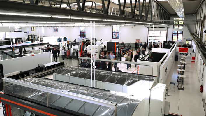 Zukunft live: Das insight-Treffen im elumatec Infocenter bot die Möglichkeit, Maschinen im laufenden Betrieb zu erleben.
