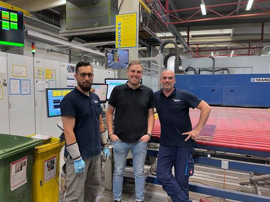 Von links: Mahmood Alhamd, Bediener, Martin Werner, Technischer Leiter, und Sebastian Kirsch, 
Teamleiter Wärmebehandlung bei Flachglas Wernberg
