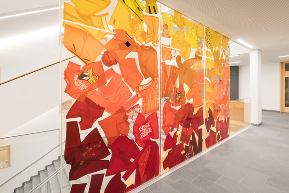 Für die im Glas einlaminierte Kleidung verwendete der Künstler nur Textilien, die entsorgt worden waren