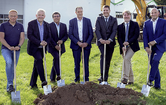 Beim Spatenstich für das Logistikzentrum: (v. l.): P. Riepe, Architekt, Dr. H. Ostendarp (CTIO Hegla), St. Reuter (CTO Hegla), B. Hötger (CEO Hegla-Gruppe), J. H. Hesselbach (LEWAG Holding AG), J. C. Hesselbach (LEWAG Holding AG), P. Herrmann (COO Hegla).