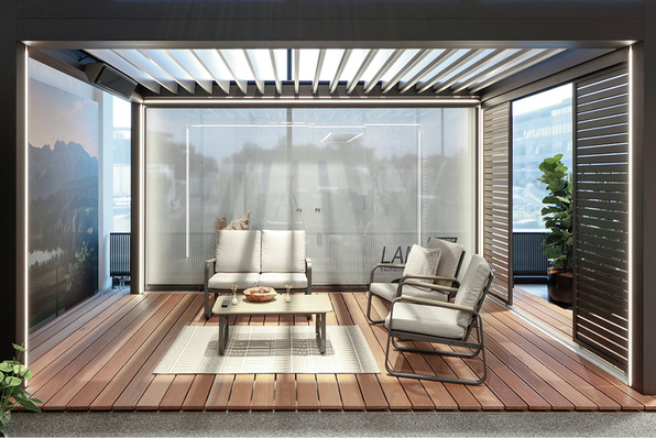 Für das moderne Outdoor Living gibt es exemplarisch Markisen, ­Pergolen und Lamellendächer mit seitlichen Schiebeanlagen.