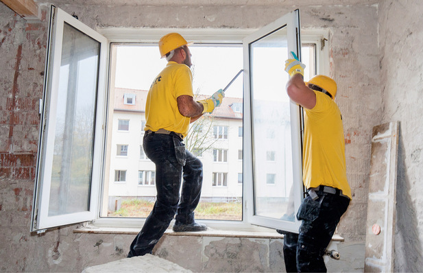 Bei einer Sanierung geht es immer auch um die Frage: Wohin mit den alten ­Fenstern? Die Rewindo bietet ein weites Netz an Rücknahmestellen, ­Hersteller al bohn macht es seinen Händlern aber noch einfacher: Die alten Elemente ­kommen einfach auf das Gestell, dass vom Hersteller wieder abgeholt wird.