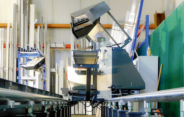 Mit der leistungsfähigen Maschinenausstattung mit mehreren Doppelgehrungssägen und einem Stabbearbeitungszentrum hat esco den Fertigungsbereich für Automatik­türen neu aufgestellt.