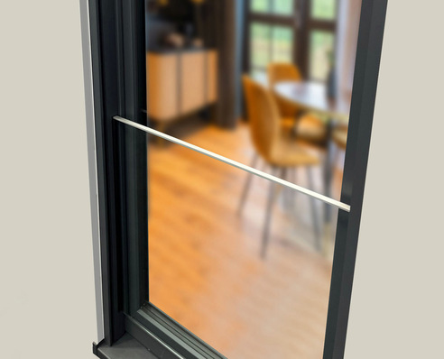 Veka Absturzsicherungen sind zertifiziert und passen durch ihr elegantes Design perfekt zu jeder Fassade.