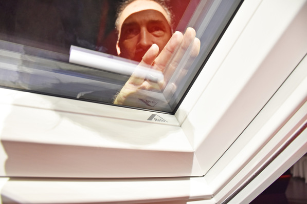 Dachflächenfenster wird Heizung: Außen bleibt die Scheibe kalt, innen gibt diese eine angenehme Infrarot-strahlende Wärme ab.