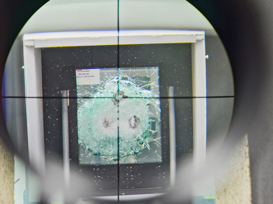 Nahaufnahme: Glaselement nach Beschuss