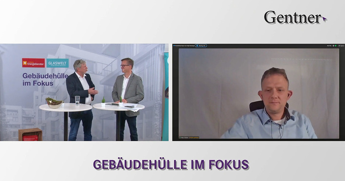 Auf dem Fachforum "Gebäudehülle im Fokus" 2023: Die Moderatoren Martin Prösler und Daniel Mund diskutieren per Video-Schalte mit dem Sachverständigen Marc Schütt.