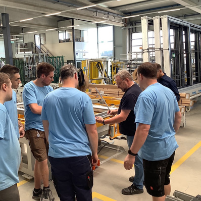 Theorie und Praxis in Augsburg: Gealan schult und unterstützt die Firma Walter Fensterbau bei der Fertigung und Einführung der neuen bodengleichen Schwelle.