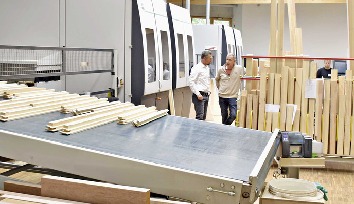 Die neue Conturex-Anlage in Aktion: Auch zu sehen – das Unternehmen  setzt auf die klassische Schlitz-Zapfen-Verbindung.