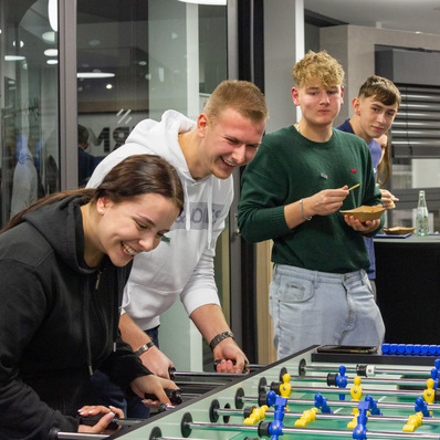 Persönliche Gespräche und ganz viel Spaß: Beim „Kickern“ lernten sich Bewerber und Azubis noch besser kennen.